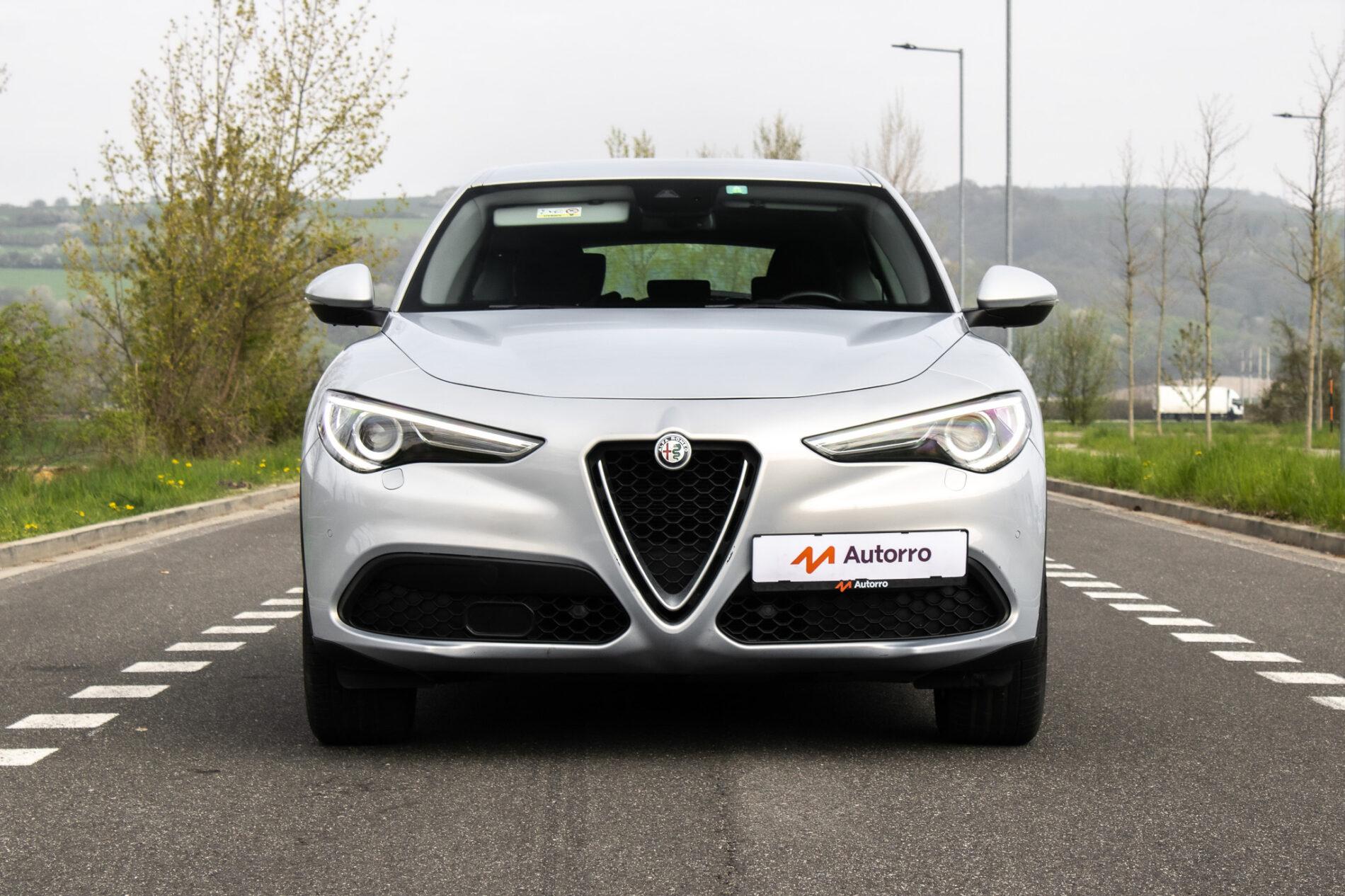 2021 Alfa Romeo Stelvio, stříbrná suv, 136 500 km