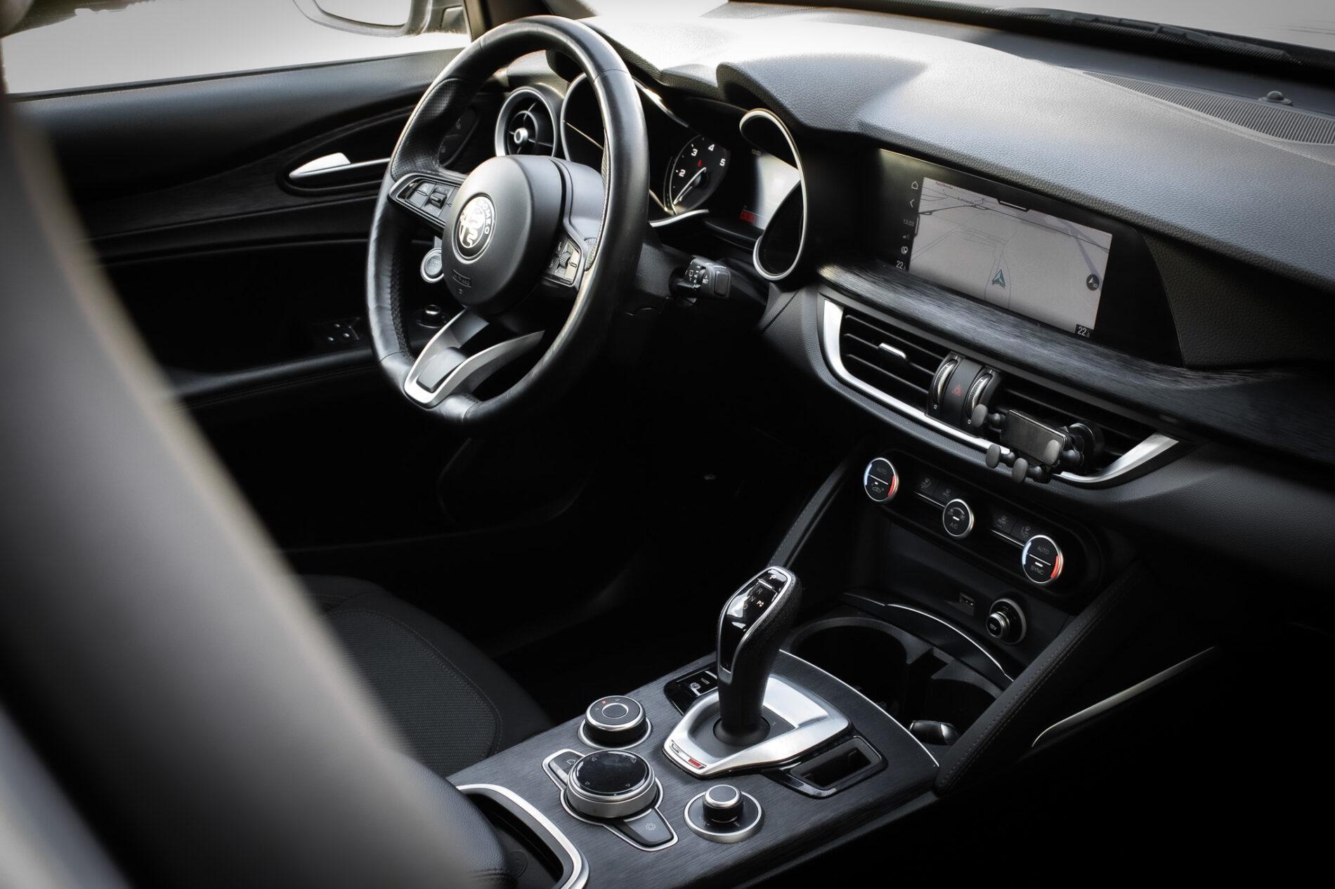 2021 Alfa Romeo Stelvio, stříbrná suv, 136 500 km