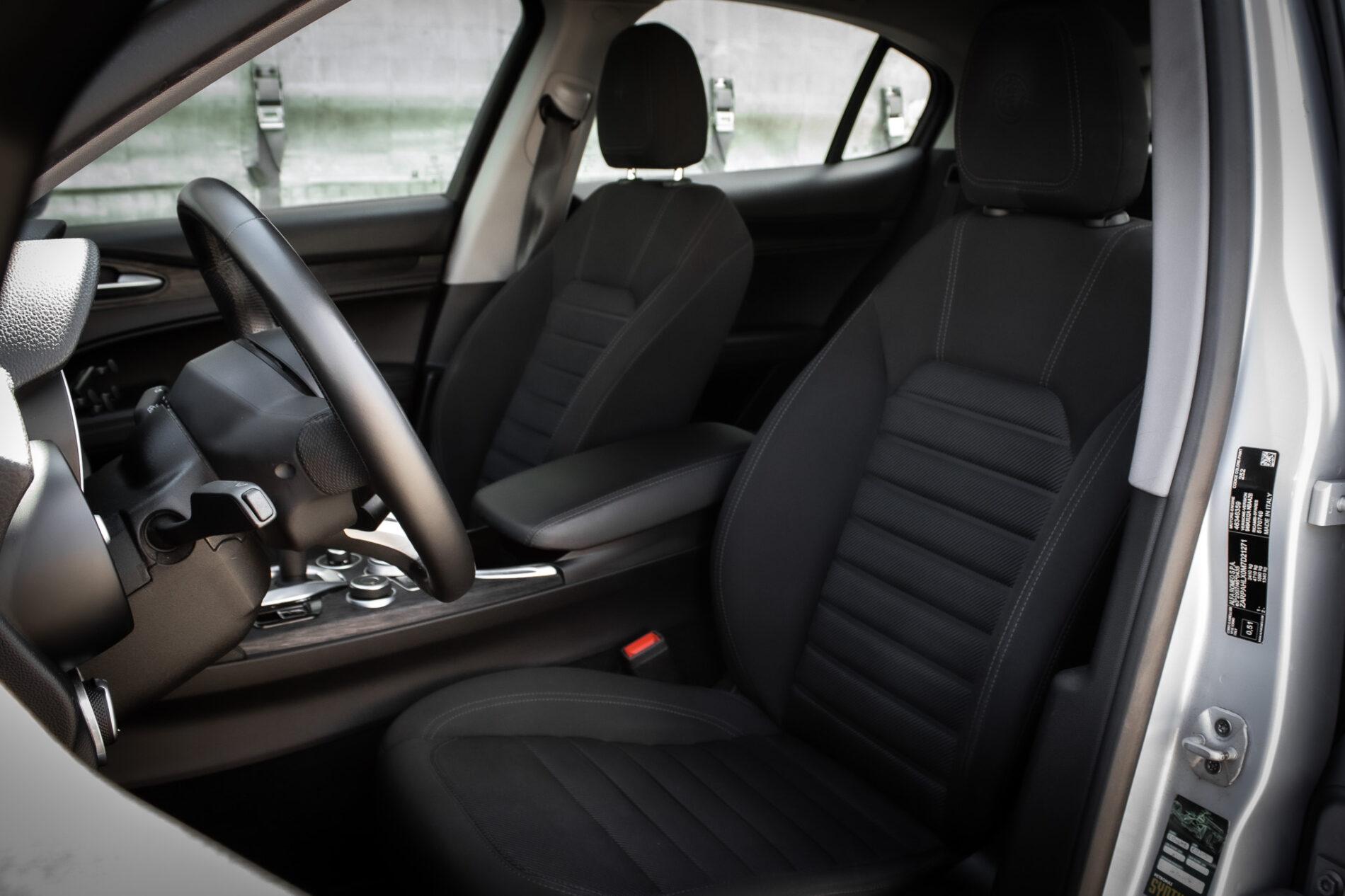 2021 Alfa Romeo Stelvio, stříbrná suv, 136 500 km