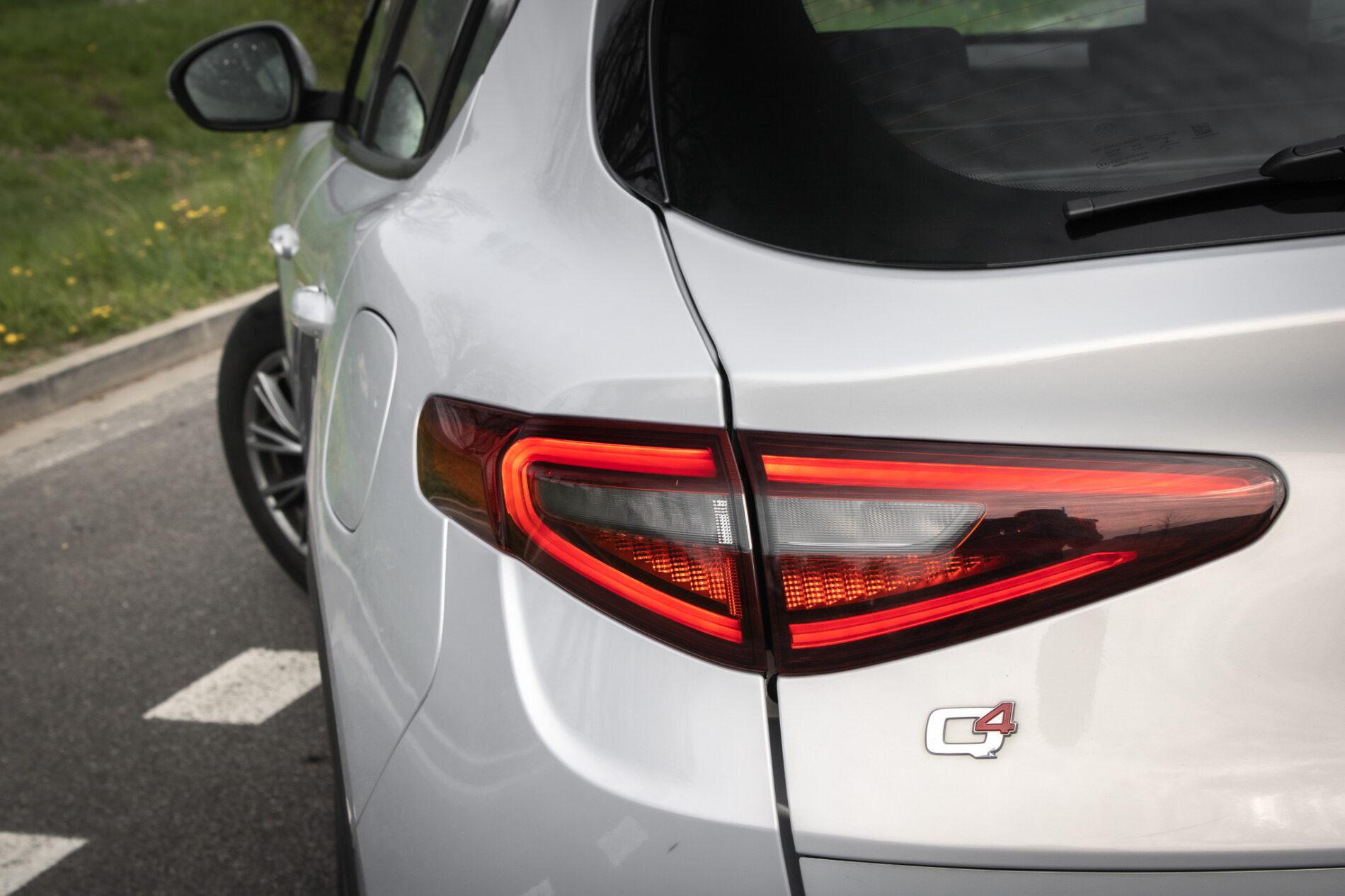 2021 Alfa Romeo Stelvio, stříbrná suv, 136 500 km