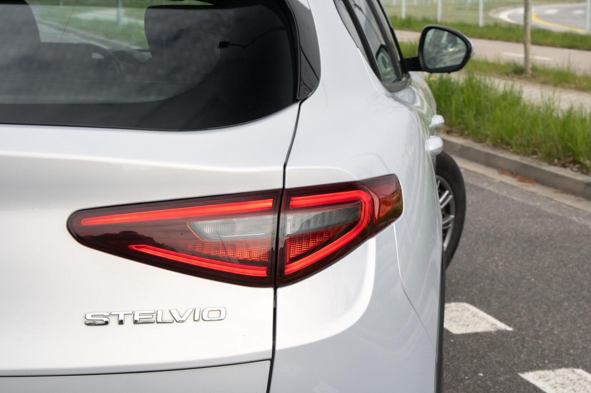 2021 Alfa Romeo Stelvio, stříbrná suv, 136 500 km