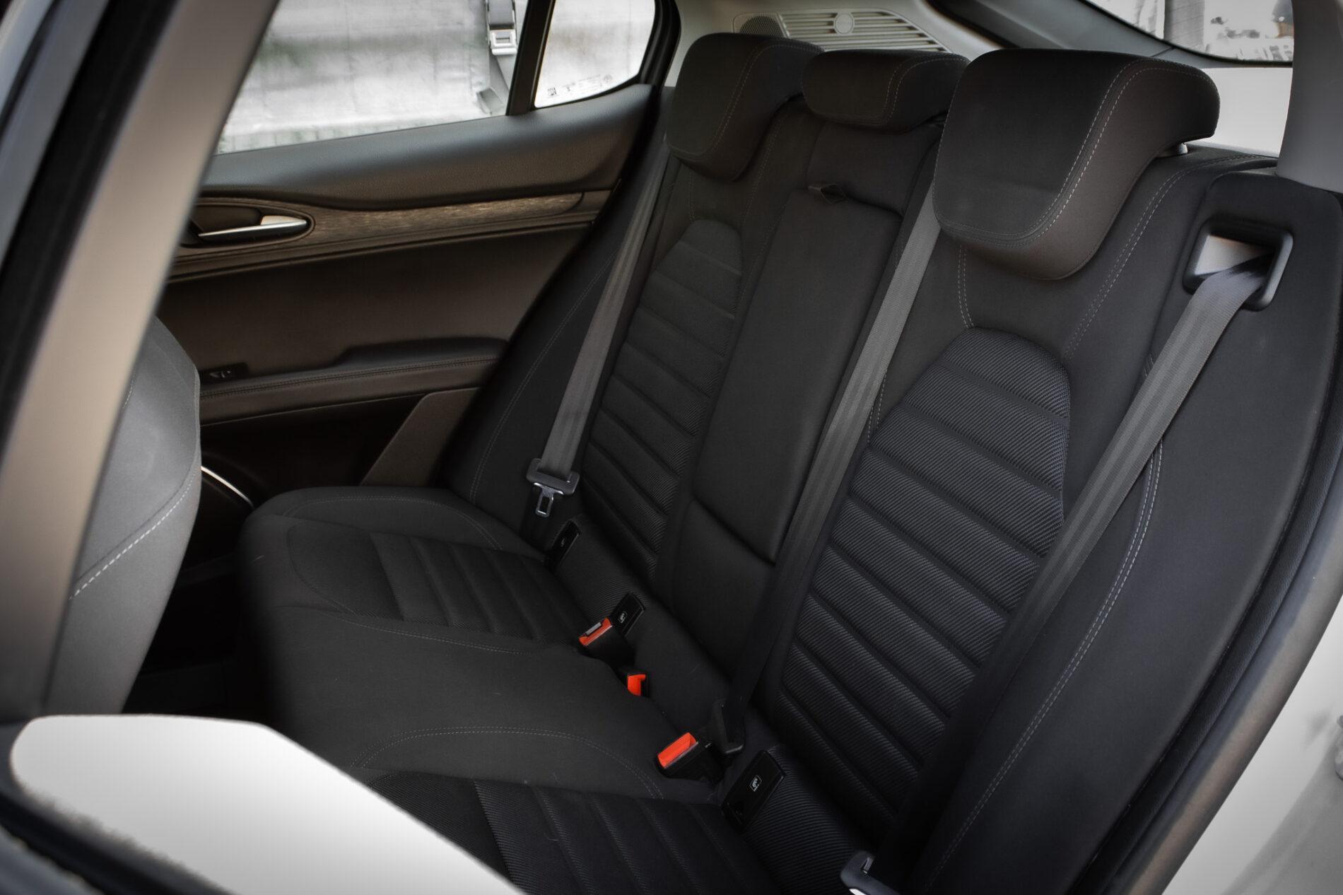 2021 Alfa Romeo Stelvio, stříbrná suv, 136 500 km