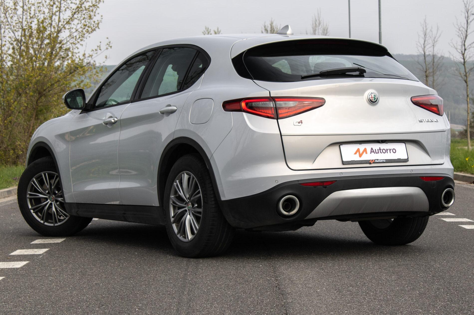 2021 Alfa Romeo Stelvio, stříbrná suv, 136 500 km