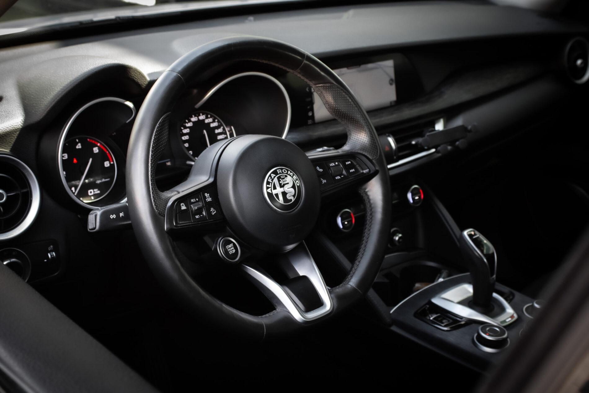 2021 Alfa Romeo Stelvio, stříbrná suv, 136 500 km