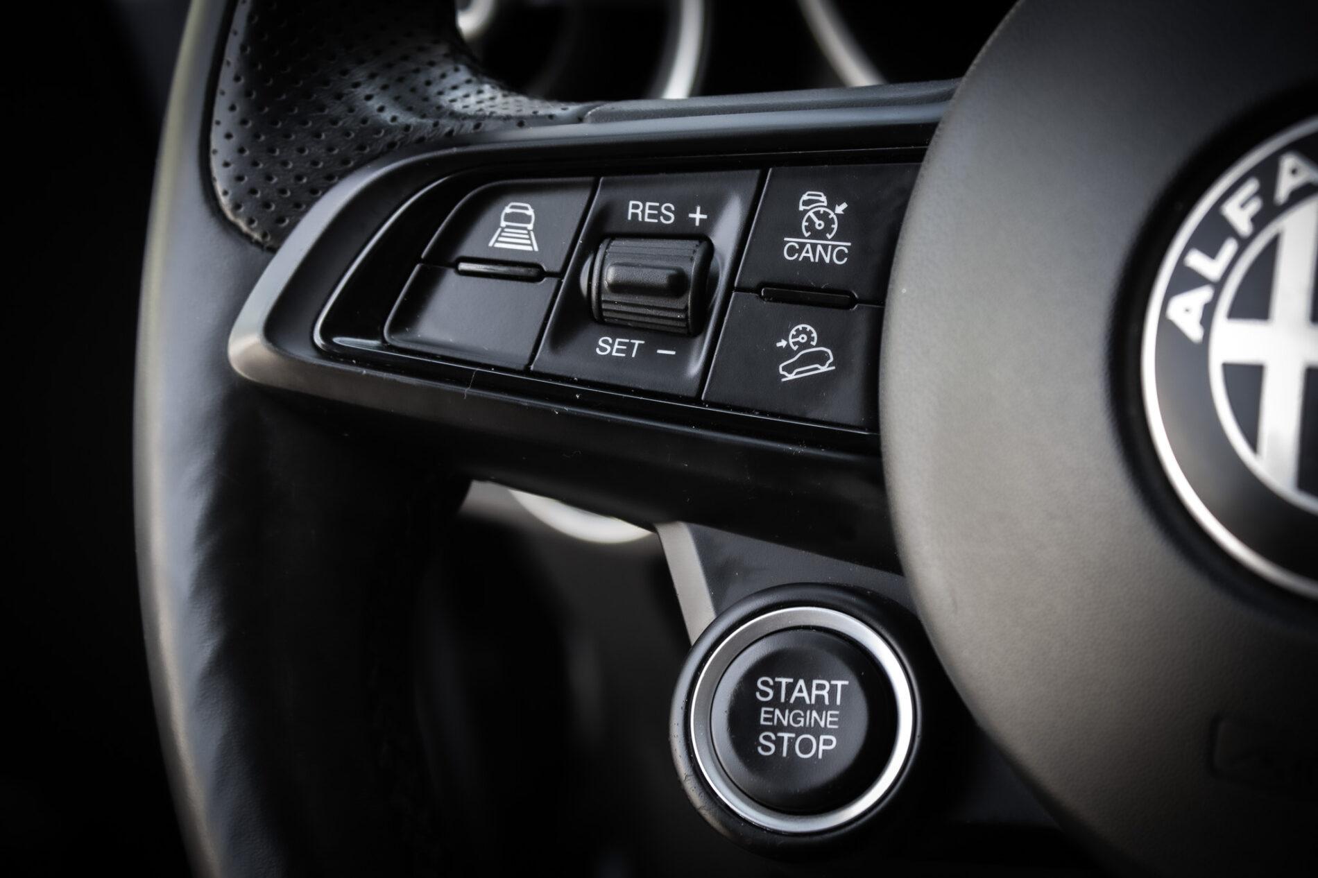2021 Alfa Romeo Stelvio, stříbrná suv, 136 500 km