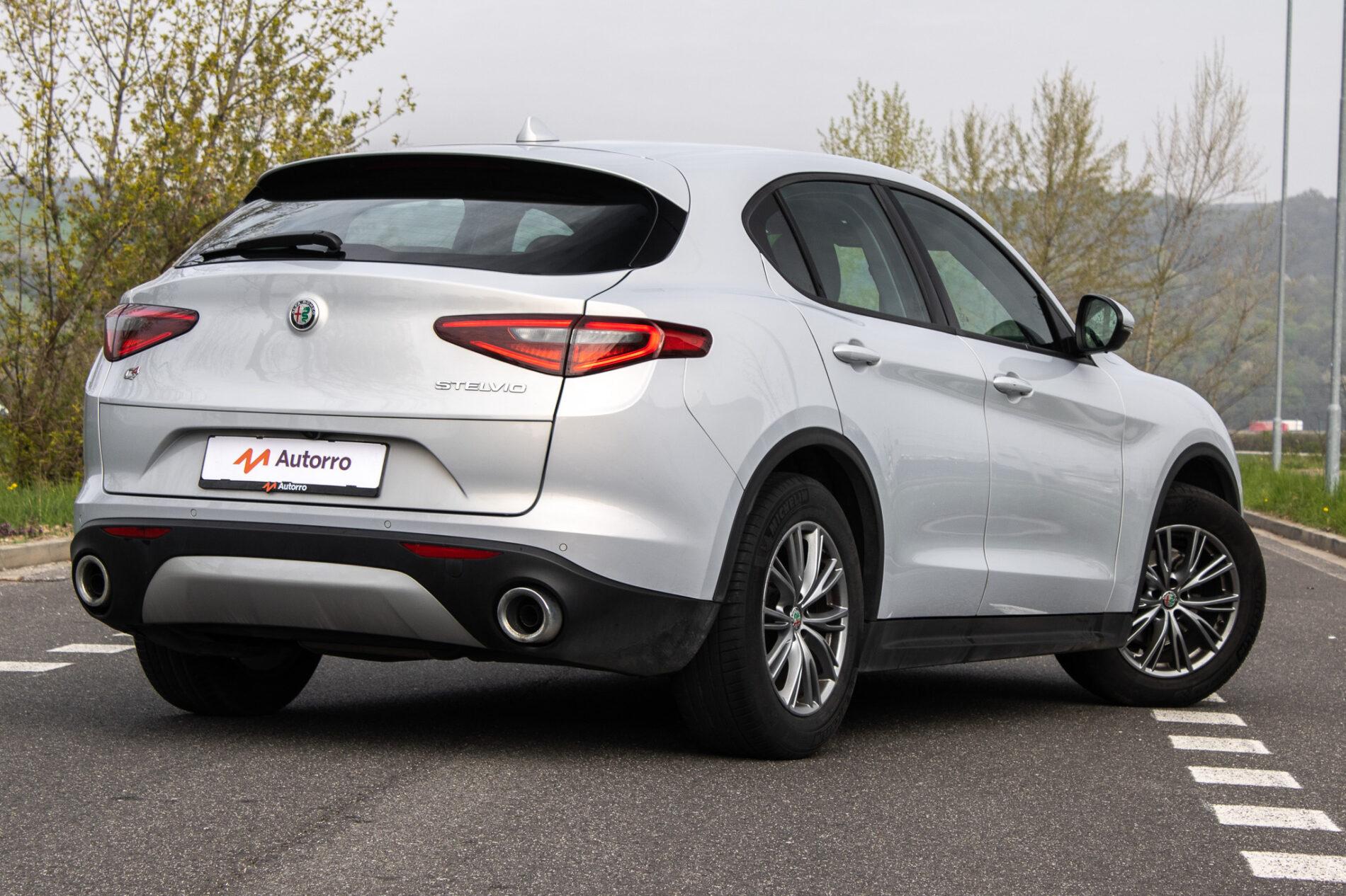 2021 Alfa Romeo Stelvio, stříbrná suv, 136 500 km