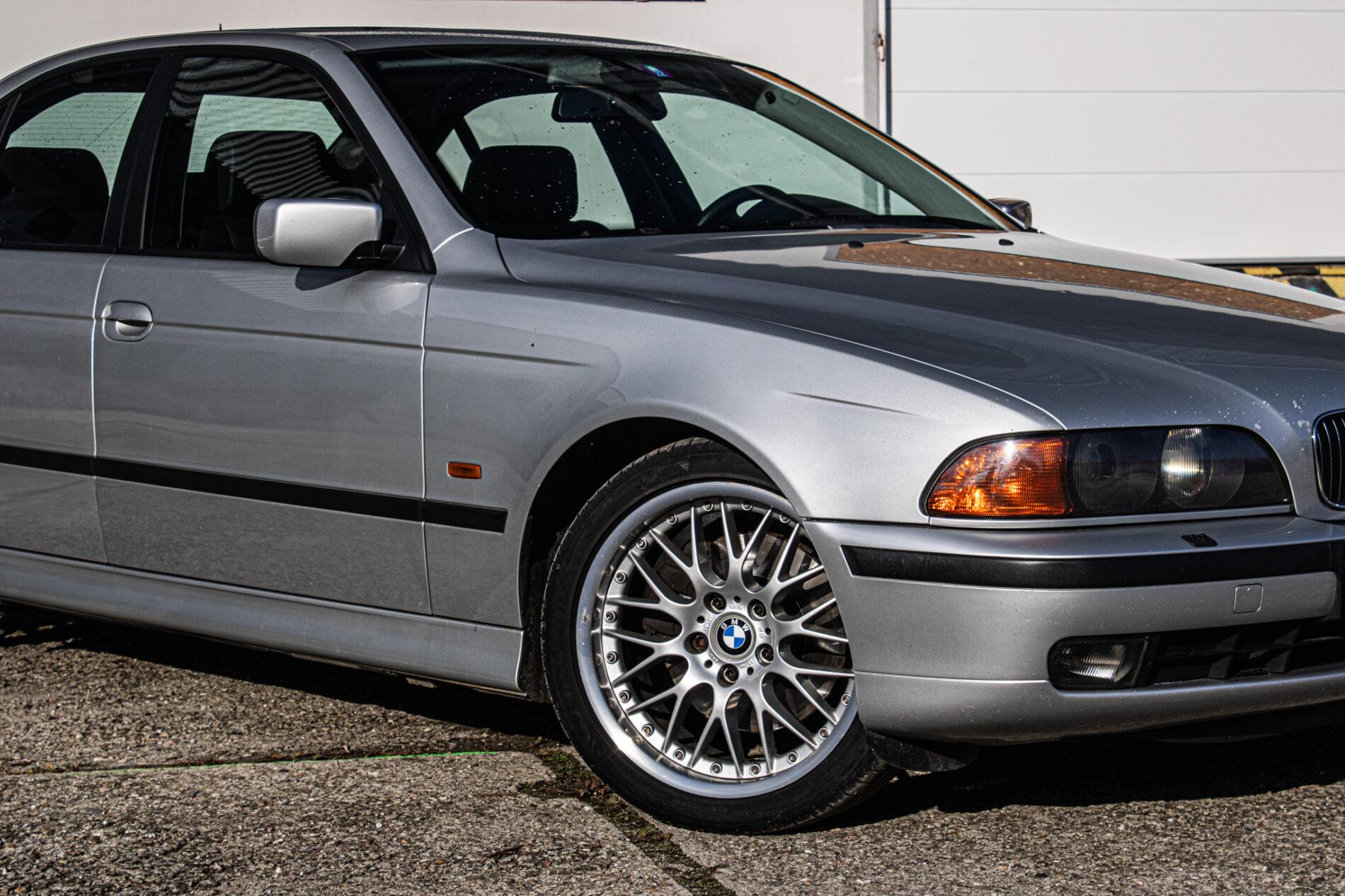 1999 BMW 540i, stříbrná sedan, 270 439 km
