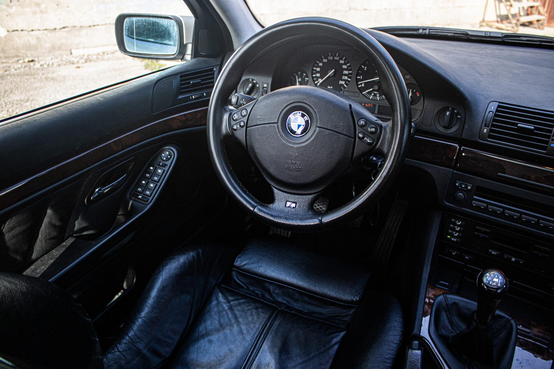 1999 BMW 540i, stříbrná sedan, 270 439 km