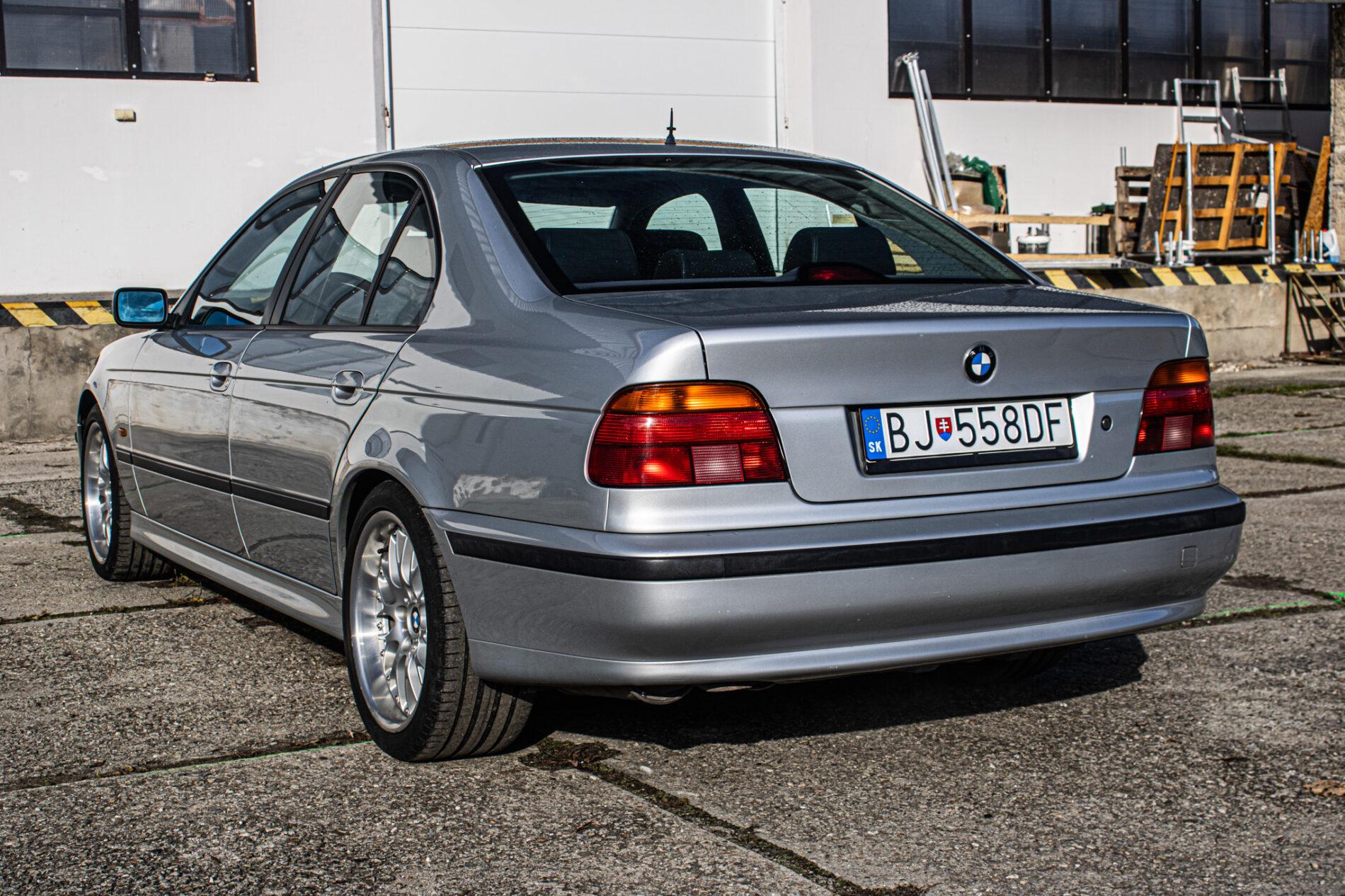 1999 BMW 540i, stříbrná sedan, 270 439 km