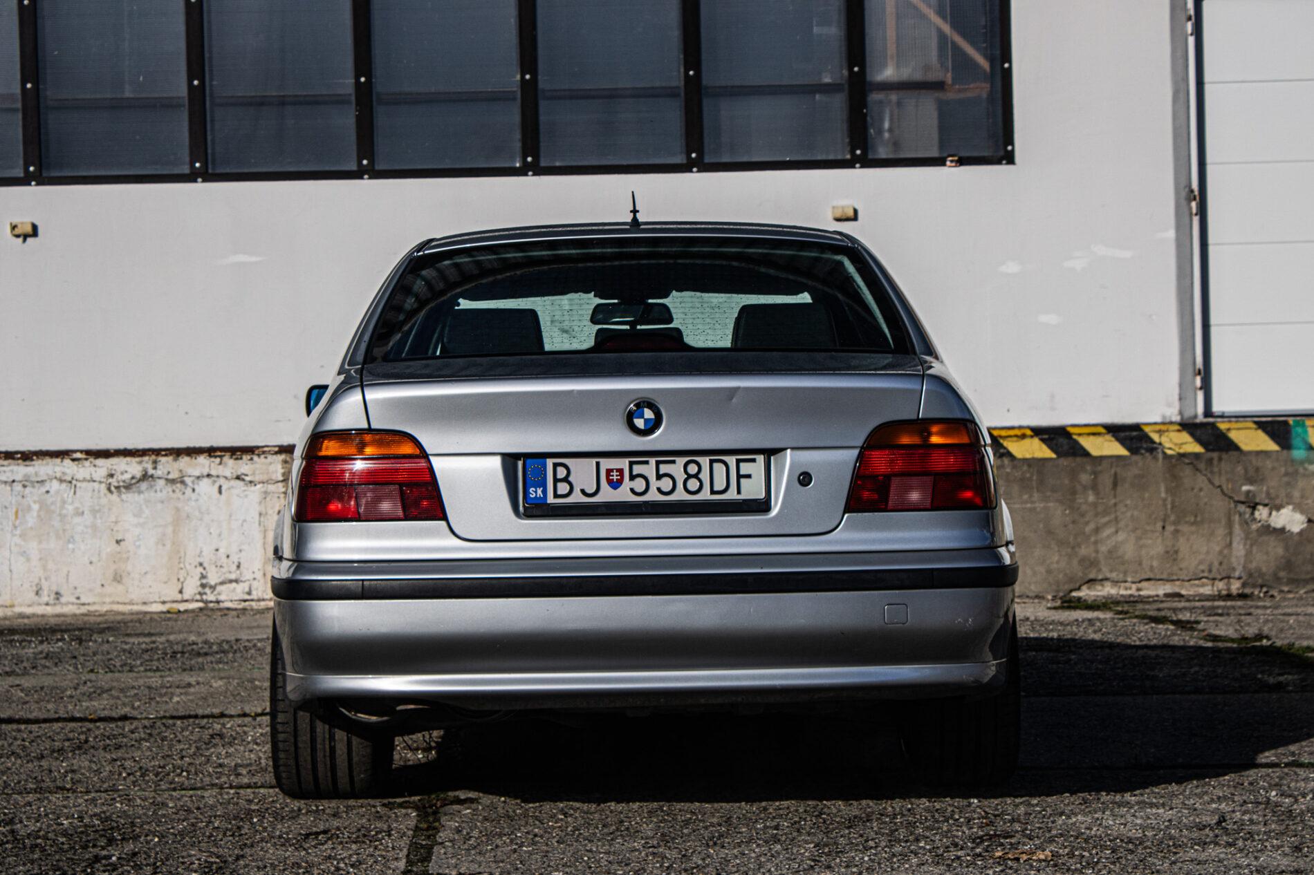 1999 BMW 540i, stříbrná sedan, 270 439 km