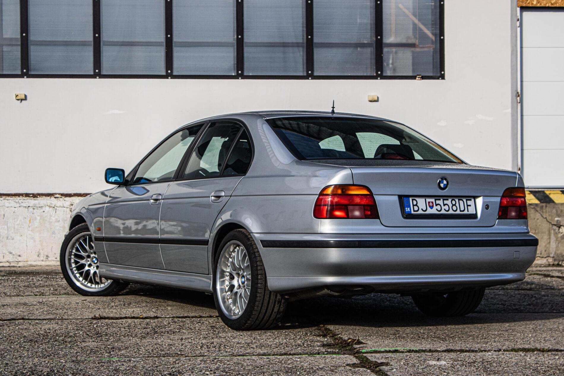 1999 BMW 540i, stříbrná sedan, 270 439 km