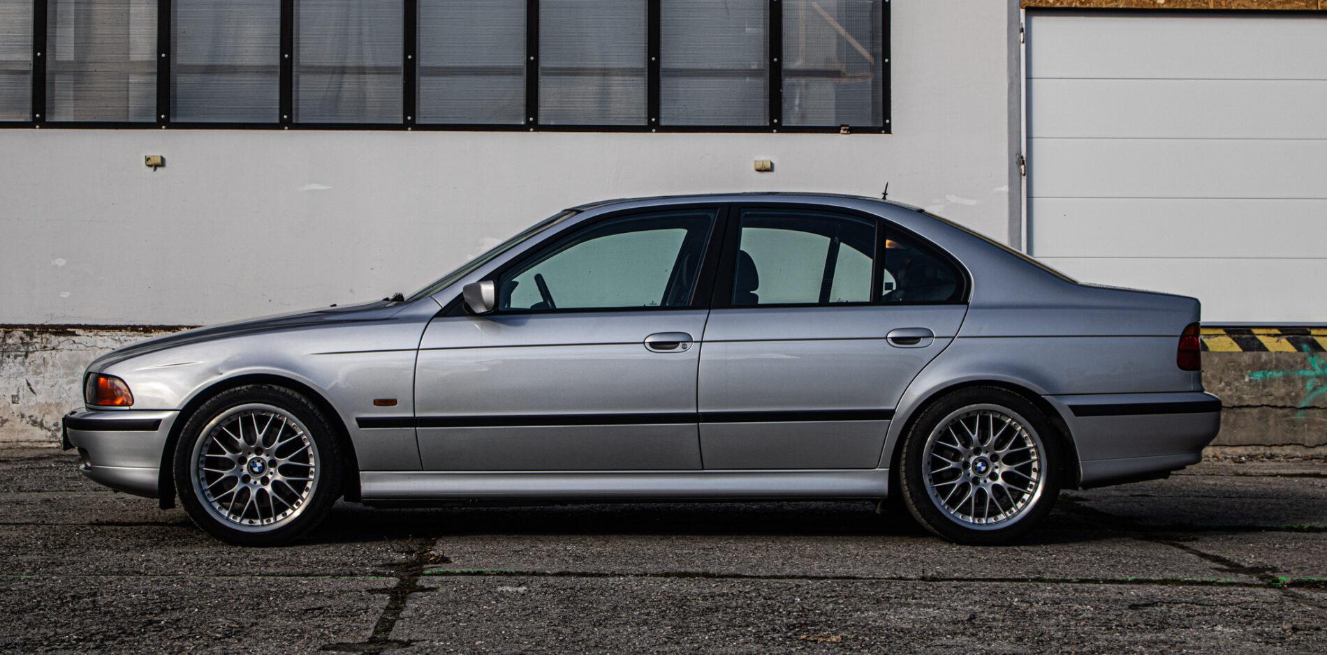 1999 BMW 540i, stříbrná sedan, 270 439 km