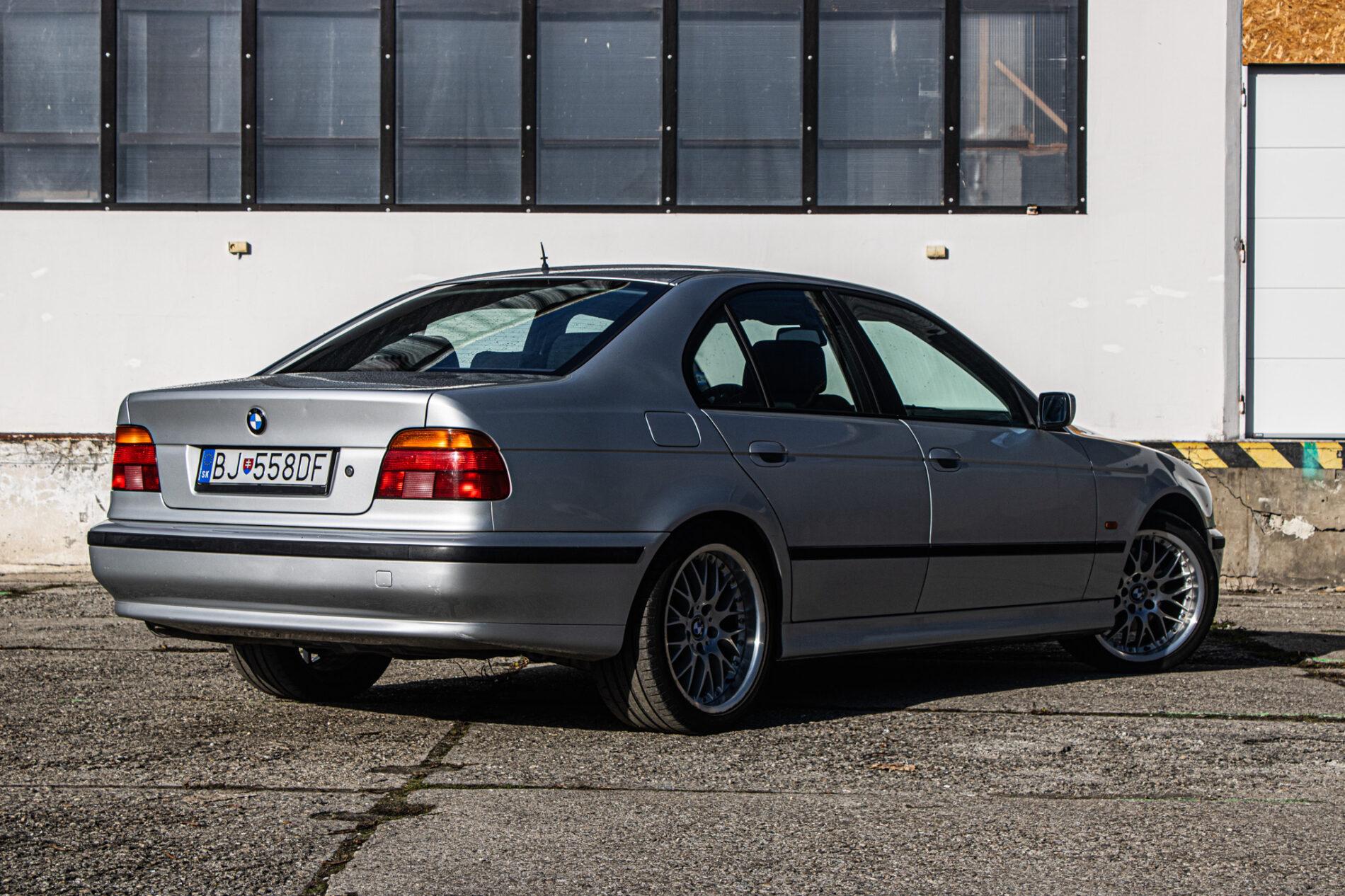 1999 BMW 540i, stříbrná sedan, 270 439 km