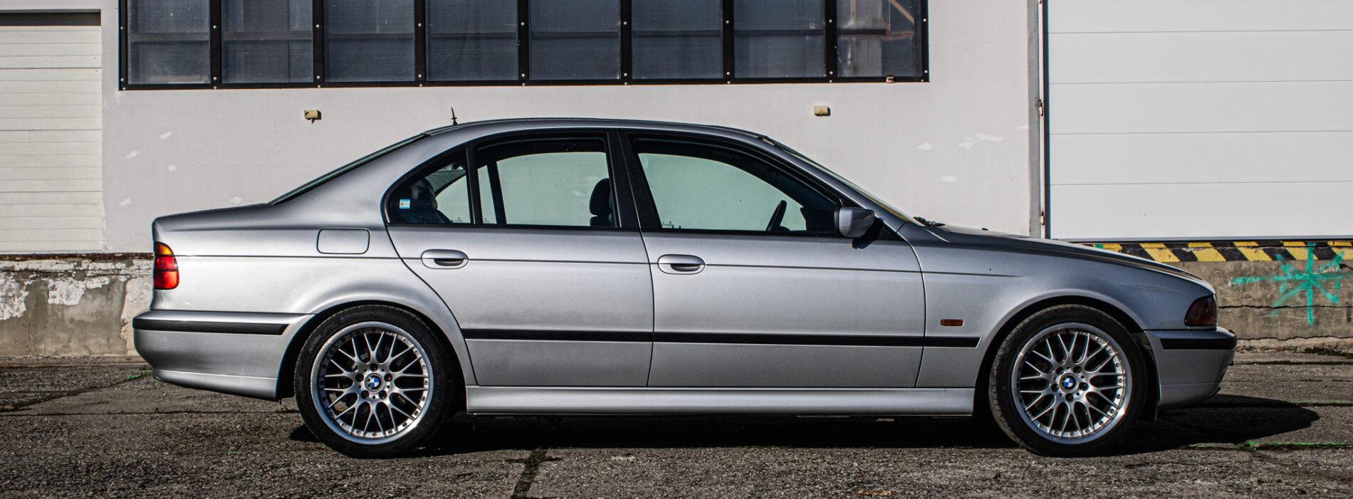 1999 BMW 540i, stříbrná sedan, 270 439 km