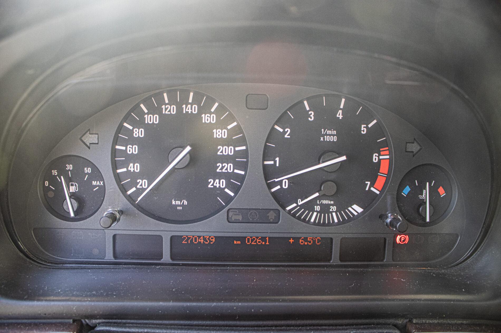 1999 BMW 540i, stříbrná sedan, 270 439 km