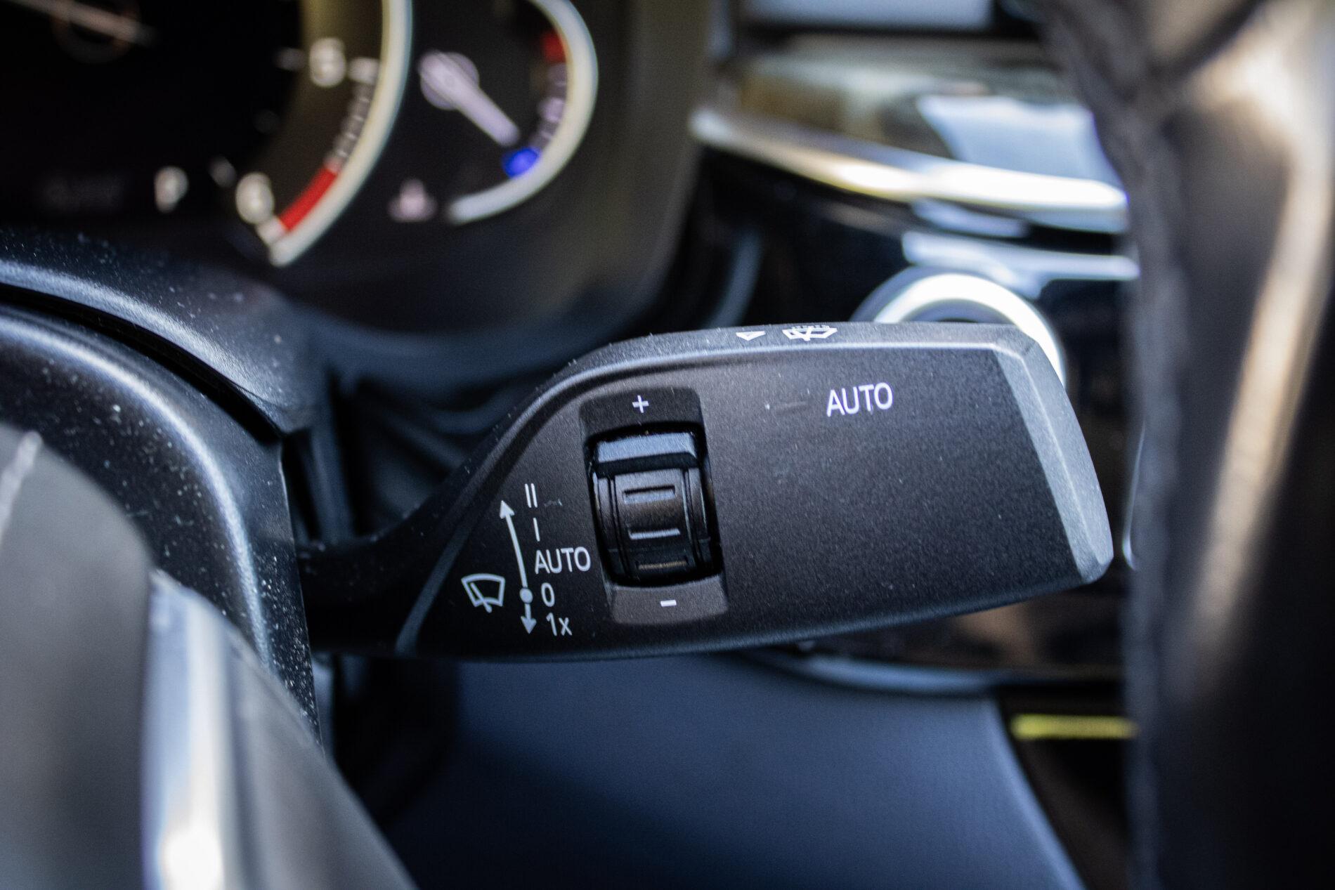 2017 BMW 530d, modrá sedan, 173 848 km