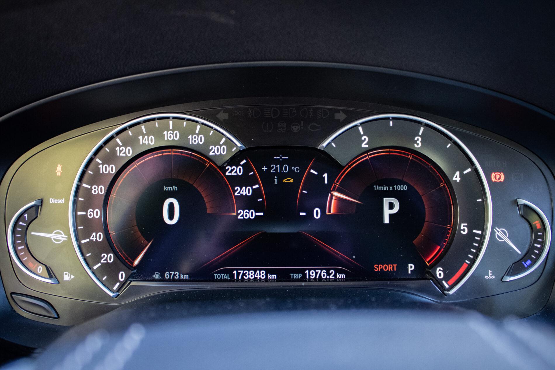 2017 BMW 530d, modrá sedan, 173 848 km