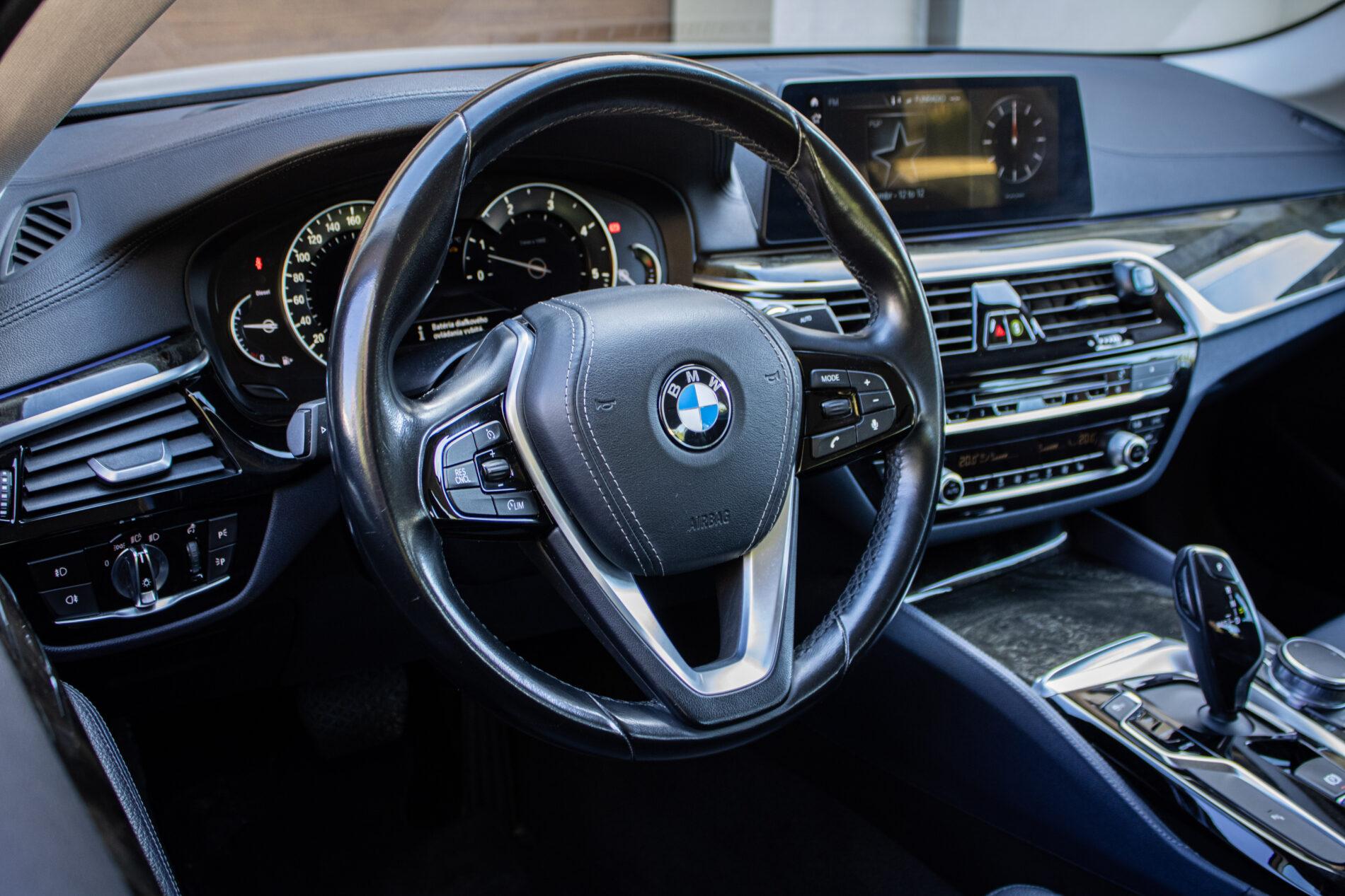 2017 BMW 530d, modrá sedan, 173 848 km