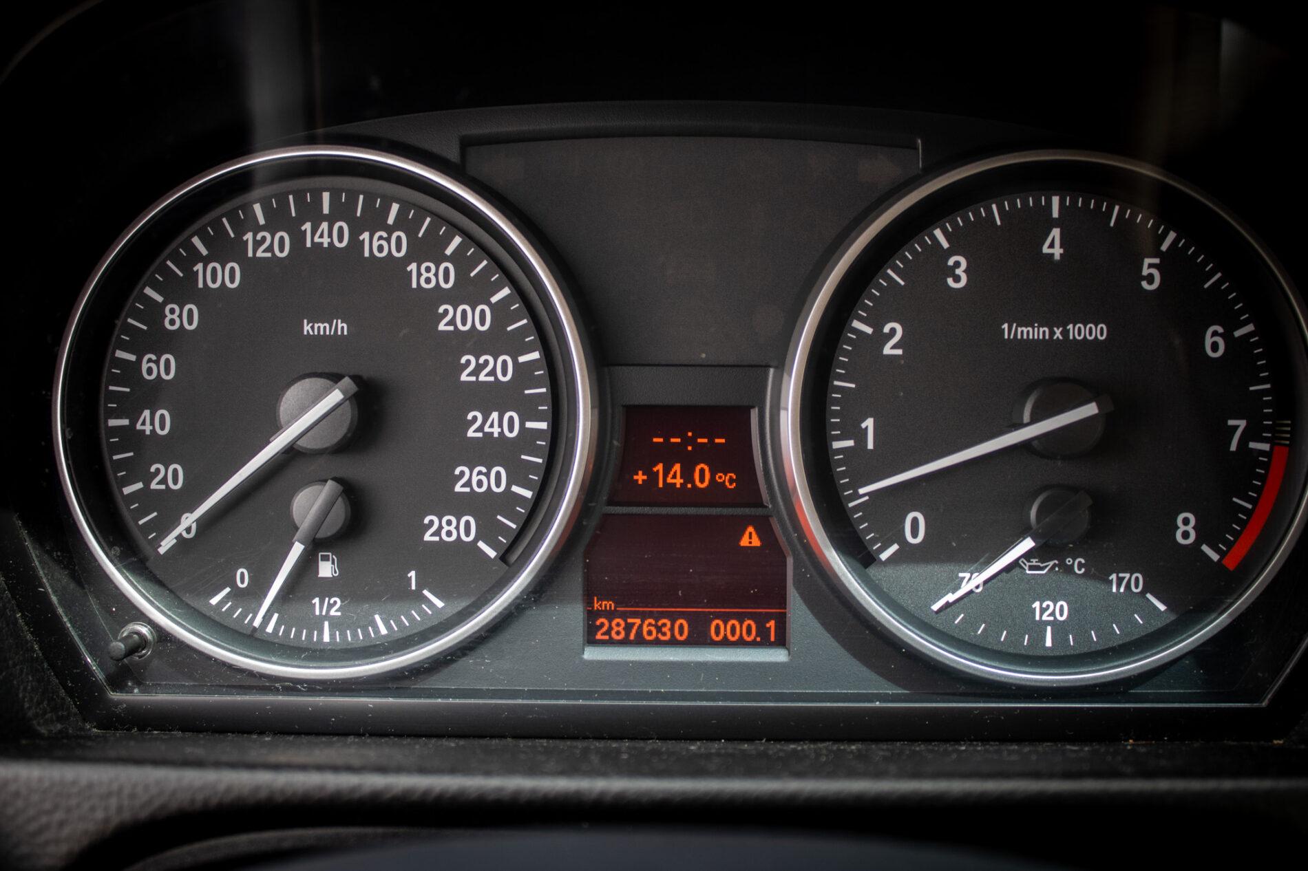 2008 BMW 325i, šedá kupé, 287 630 km