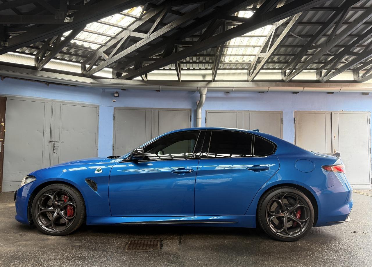 2021 Alfa Romeo Giulia Quadrifoglio, modrá sedan, 43 355 km