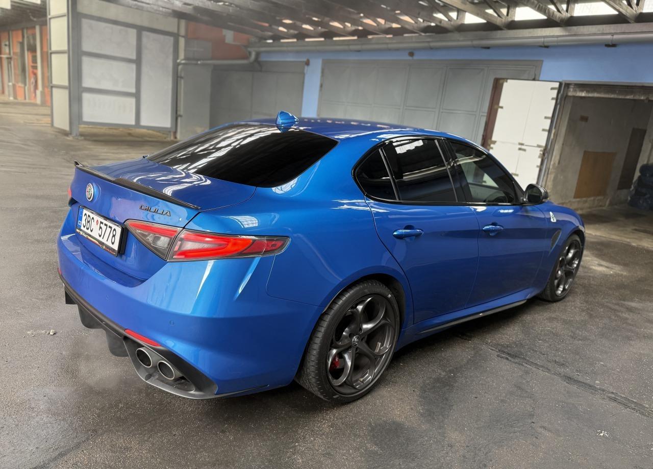 2021 Alfa Romeo Giulia Quadrifoglio, modrá sedan, 43 355 km