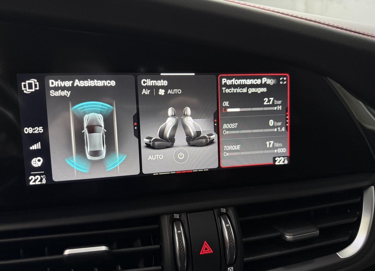 2021 Alfa Romeo Giulia Quadrifoglio, modrá sedan, 43 355 km