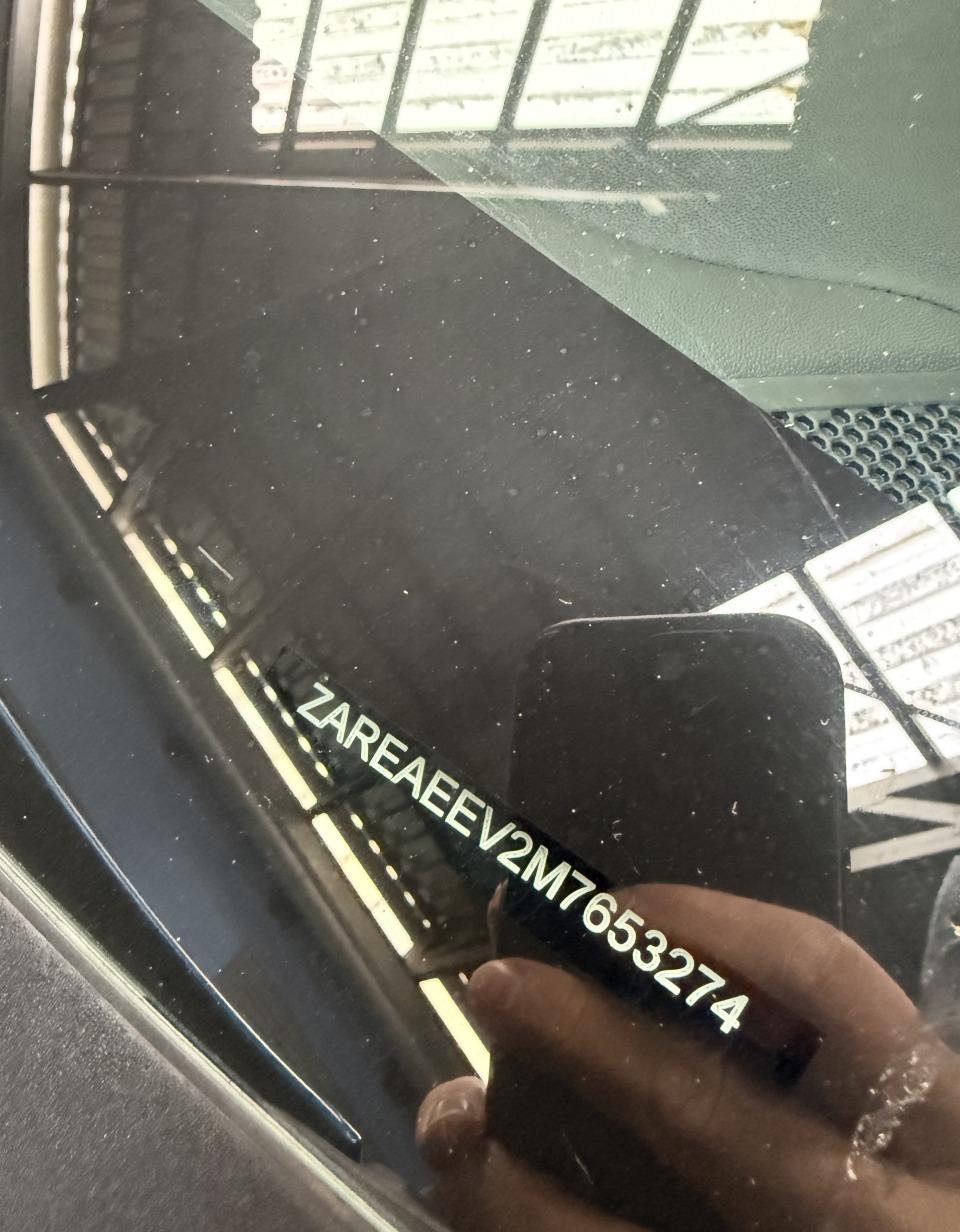 2021 Alfa Romeo Giulia Quadrifoglio, modrá sedan, 43 355 km