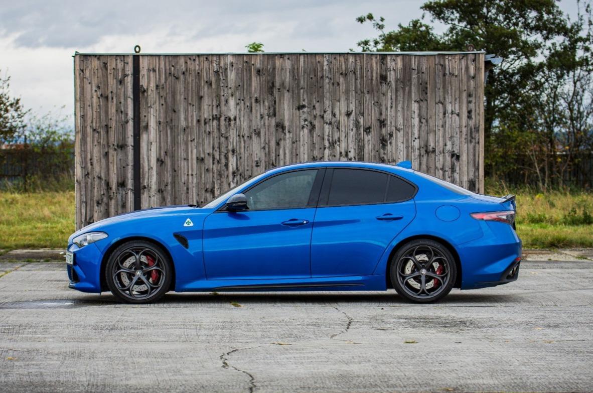2021 Alfa Romeo Giulia Quadrifoglio, modrá sedan, 43 355 km