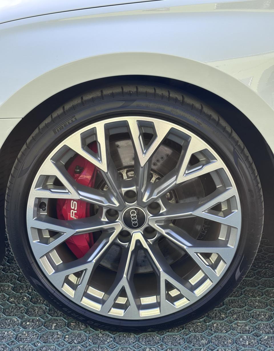 2023 AUDI RS3, bílá hatchback, 56 000 km