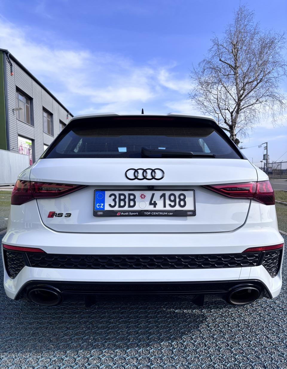 2023 AUDI RS3, bílá hatchback, 56 000 km