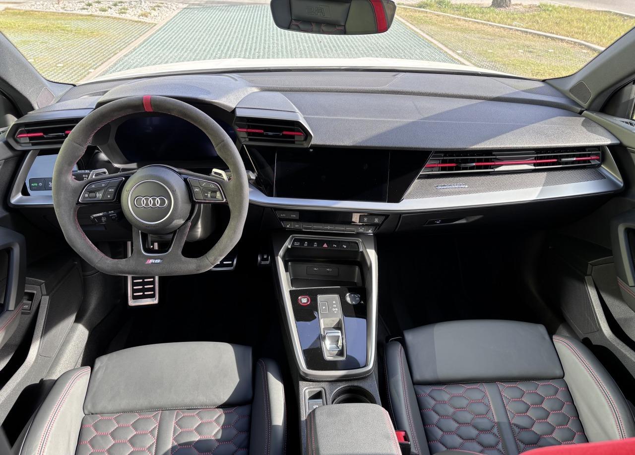 2023 AUDI RS3, bílá hatchback, 56 000 km