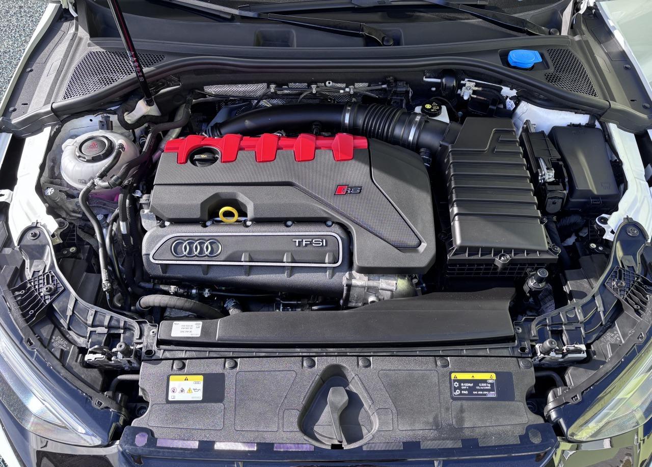 2023 AUDI RS3, bílá hatchback, 56 000 km