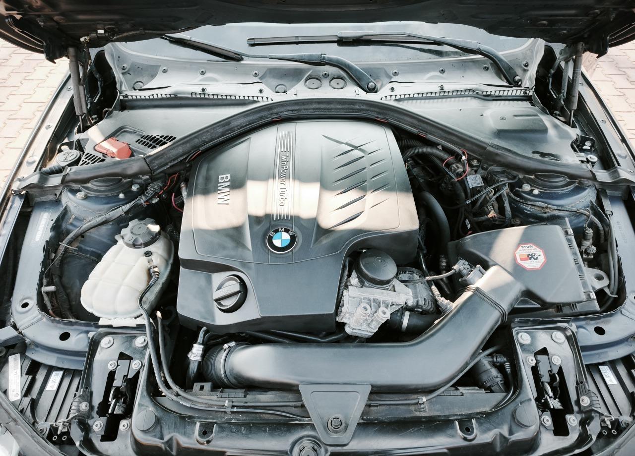 2012 BMW 335i, tmavě modrá sedan, 181 000 km