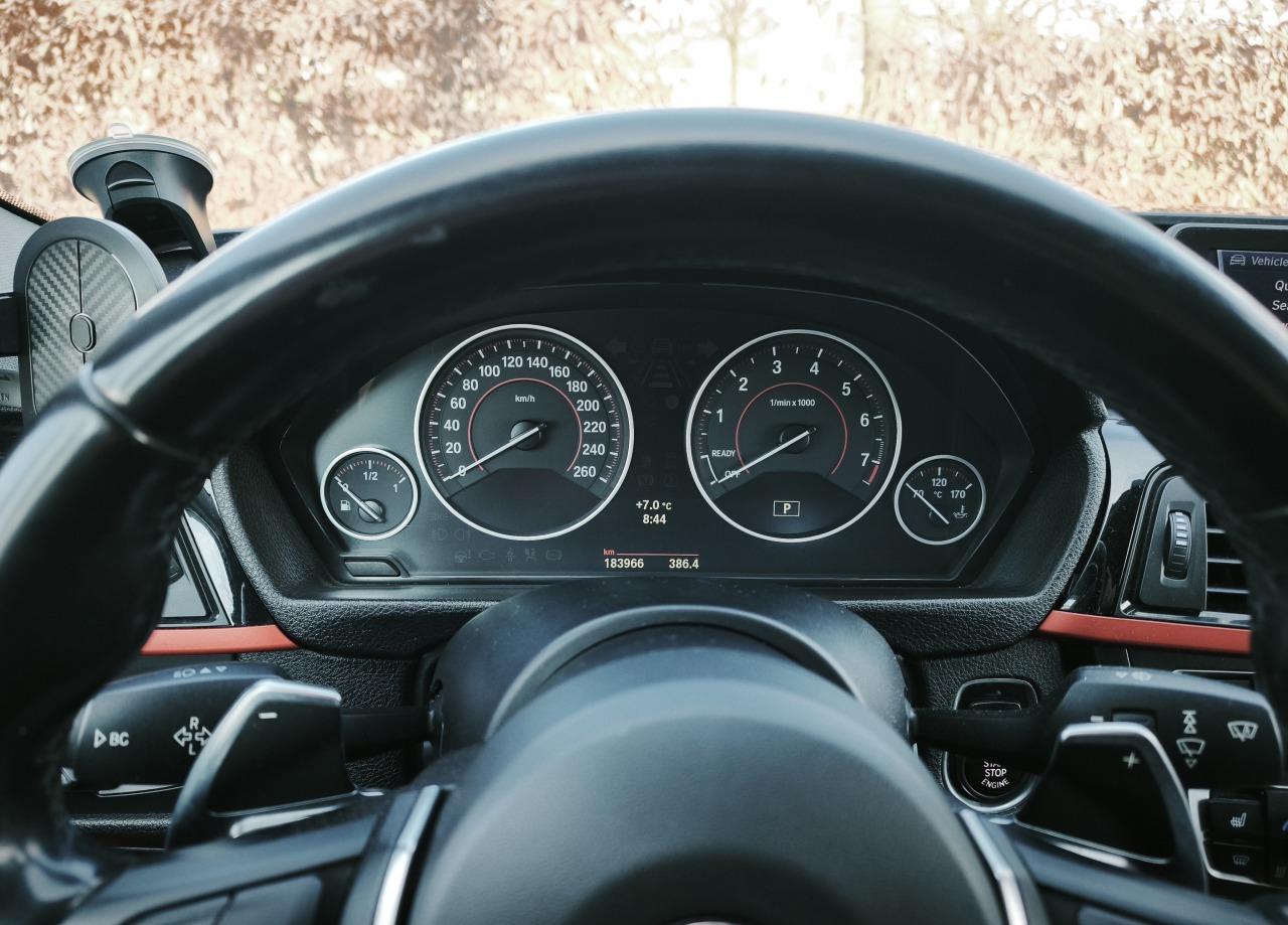 2012 BMW 335i, tmavě modrá sedan, 181 000 km