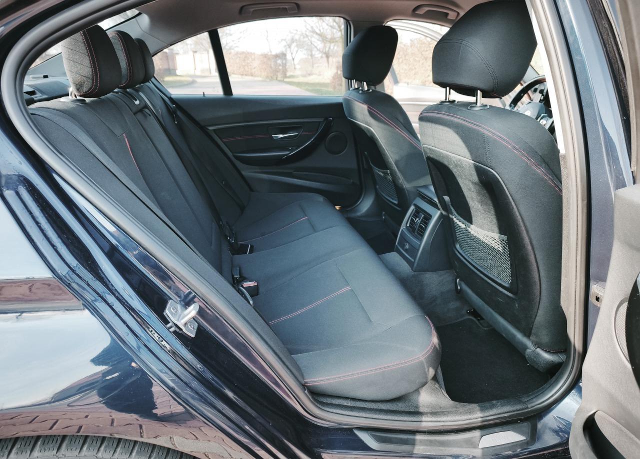 2012 BMW 335i, tmavě modrá sedan, 181 000 km