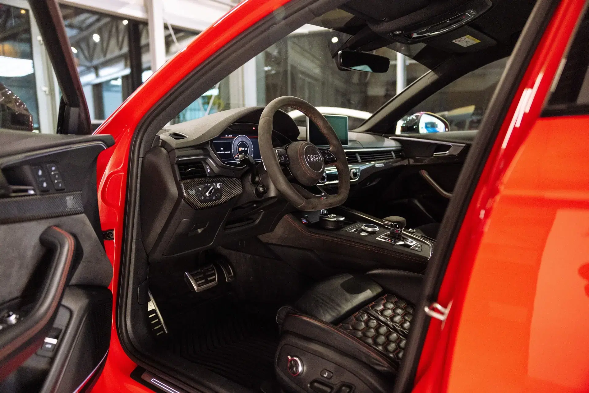 2018 AUDI RS4, červená kombi, 102 800 km