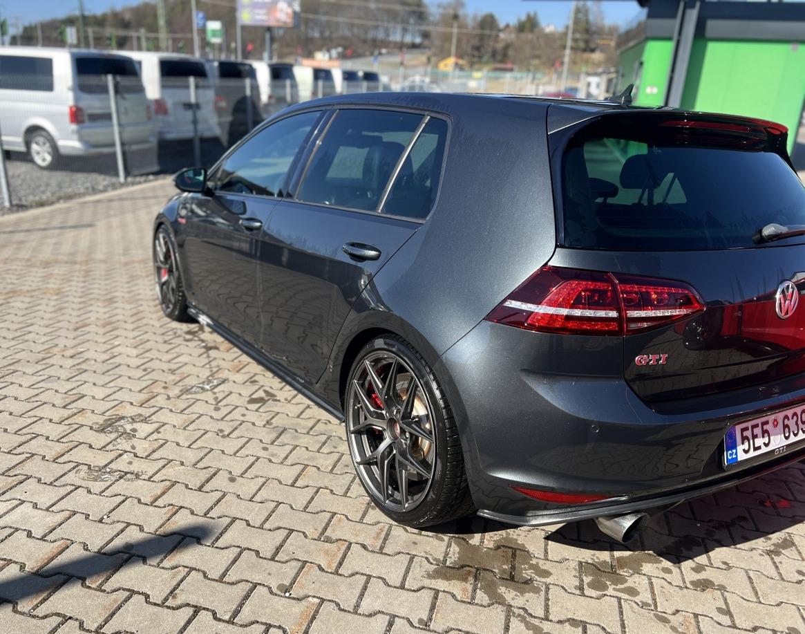 2015 Volkswagen Golf GTI Perfomance, černá hatchback, 156 000 km