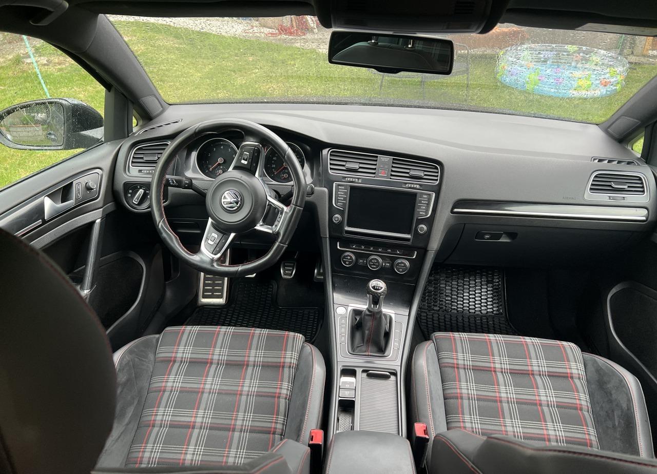 2015 Volkswagen Golf GTI Perfomance, černá hatchback, 156 000 km