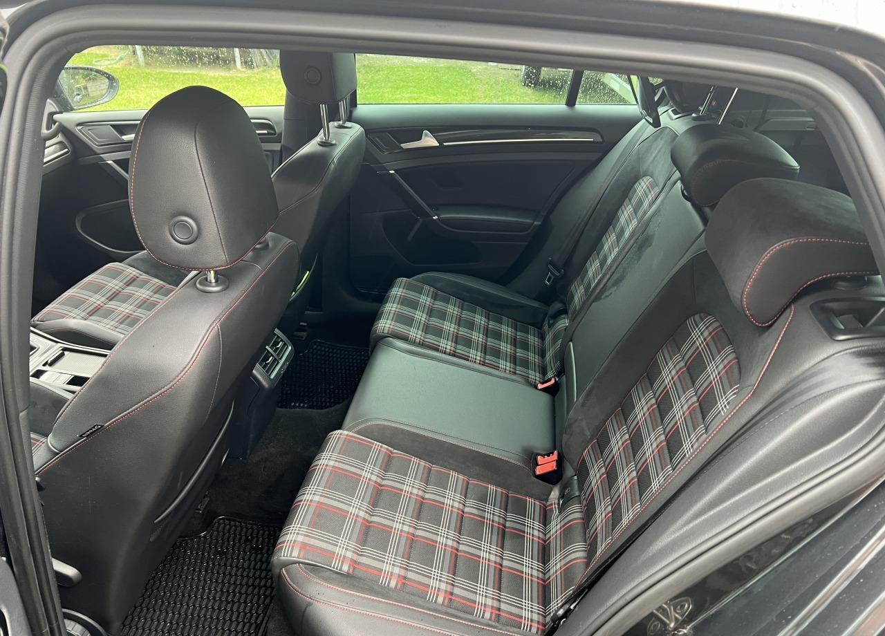 2015 Volkswagen Golf GTI Perfomance, černá hatchback, 156 000 km