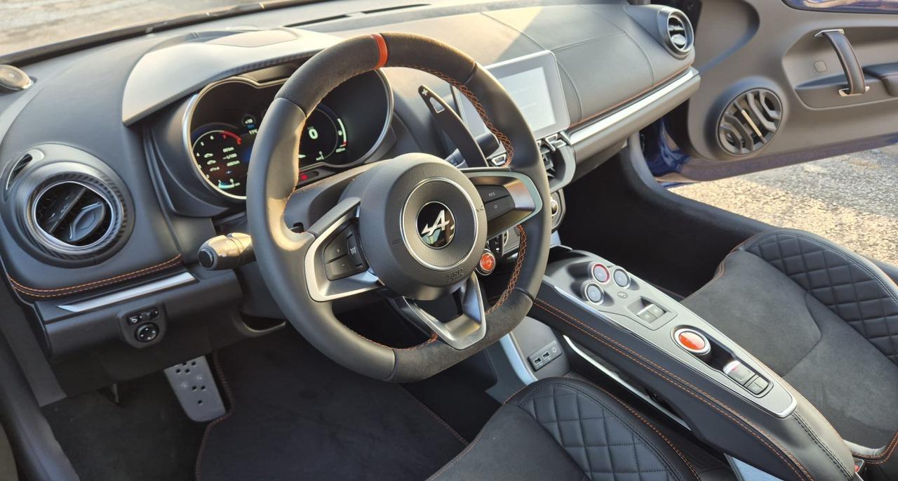 2025 Alpine A110 GTS, tmavě modrá kupé, 6 000 km