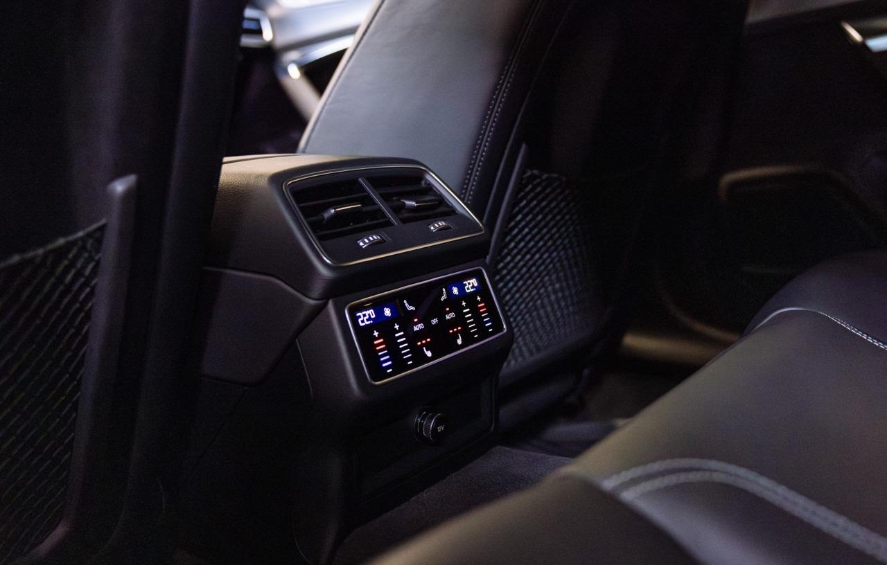 2022 AUDI S6, šedá kombi, 45 300 km