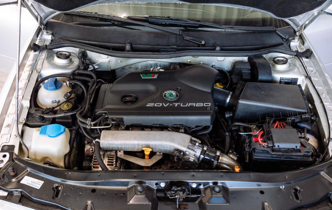 2002 Skoda Octavia RS, stříbrná sedan, 192 200 km