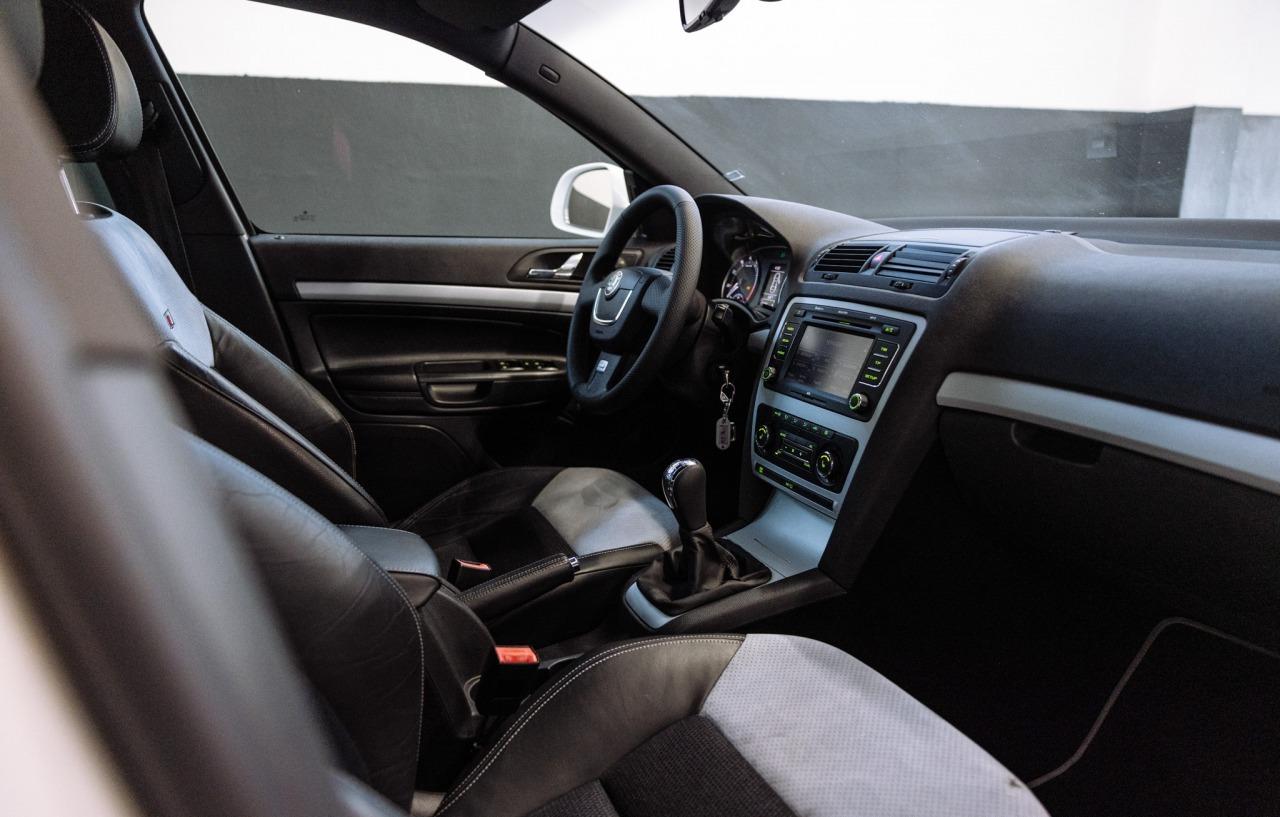 2009 Skoda Octavia RS, bílá kombi, 129 910 km