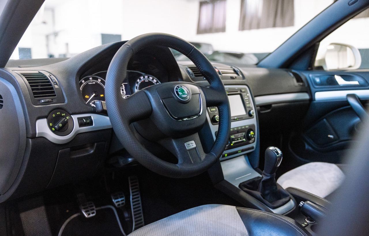 2009 Skoda Octavia RS, bílá kombi, 129 910 km