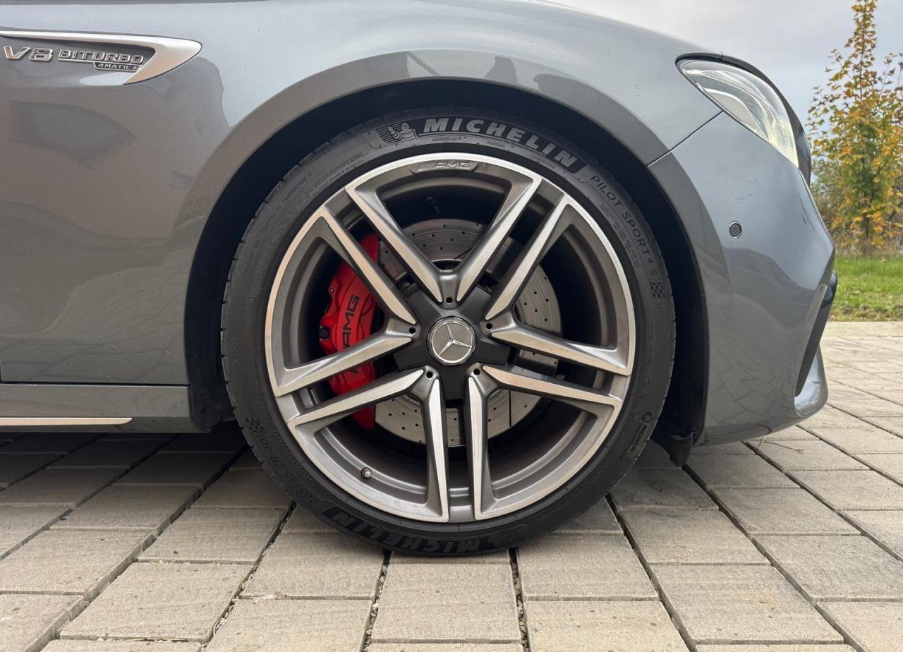 2019 Mercedes-Benz E 63 AMG S, šedá kombi, 189 900 km