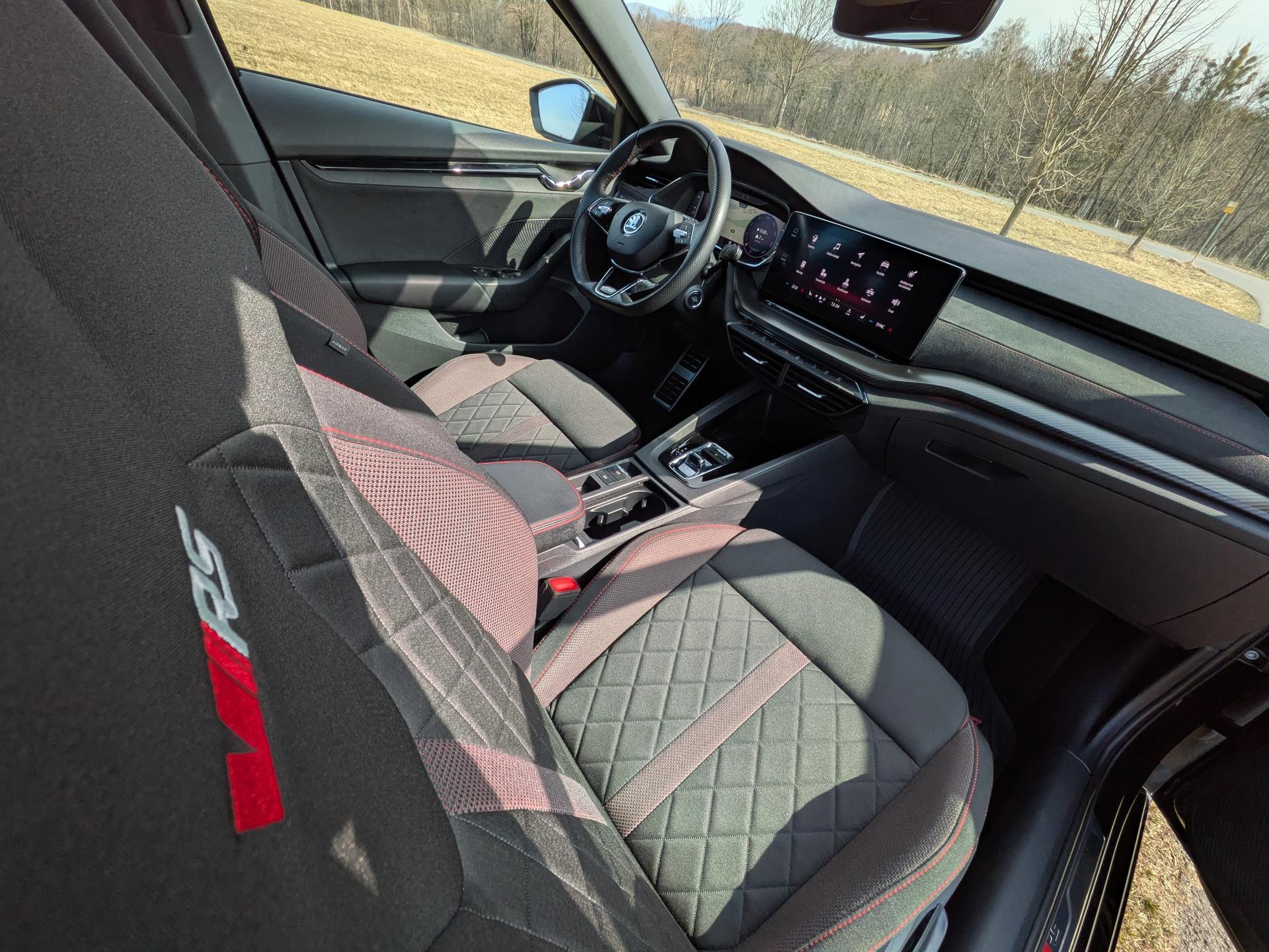 2024 Skoda Octavia RS RS 2.0TDI, 4x4, černá kombi, 71 000 km