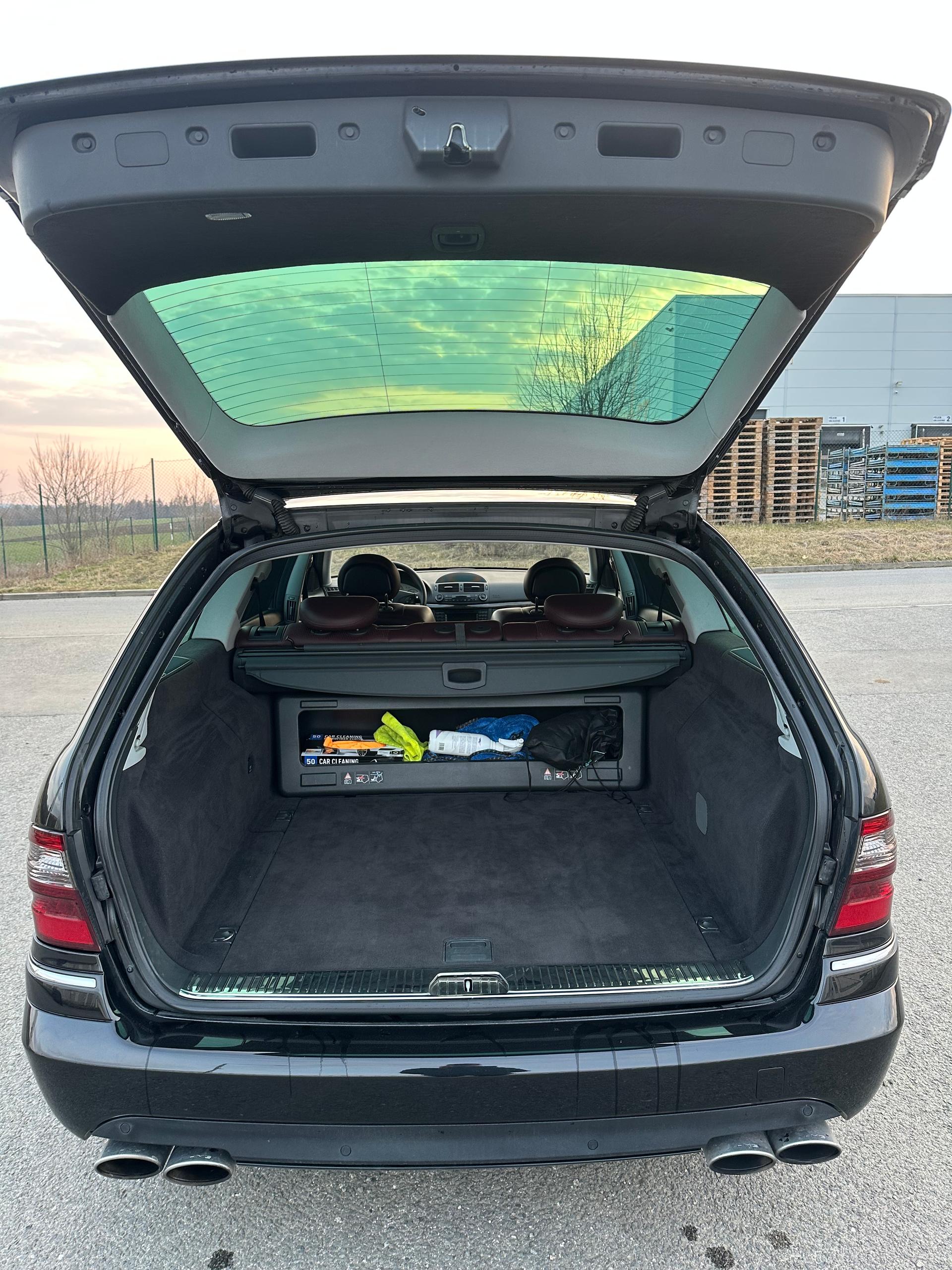 2003 Mercedes-Benz E 55 AMG, černá kombi, 230 000 km