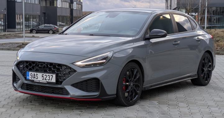 2023 Hyundai i30 N, šedá hatchback, 50 220 km