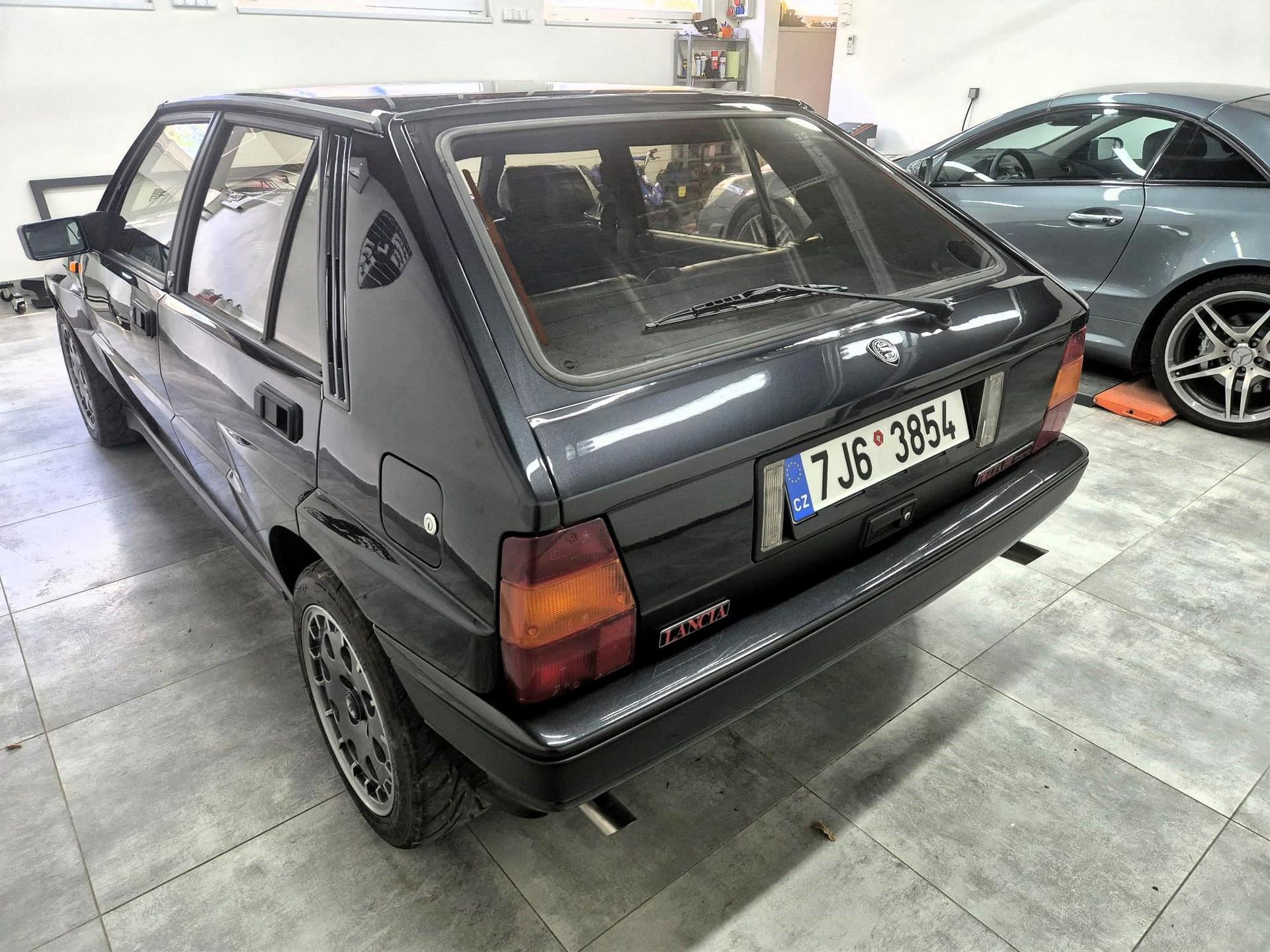 1991 Lancia Delta HF Integrale, černá hatchback, 83 000 km