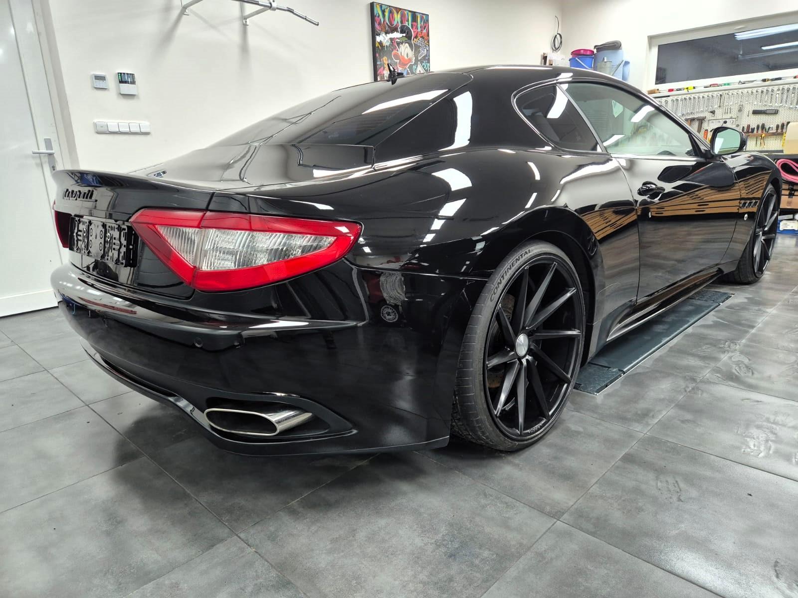 2010 Maserati GranTurismo S, černá kupé, 44 000 km